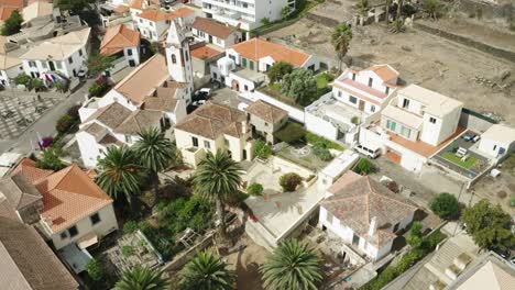 Idyllic-square-in-Vila-Baleira-with-house-of-Christopher-Columbus,-aerial