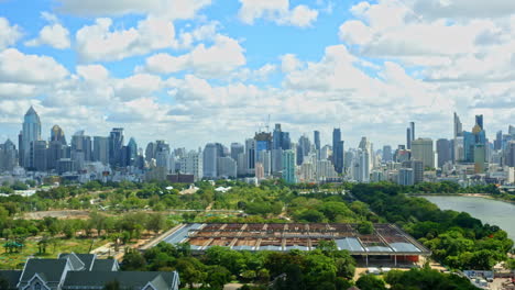 Zeitrafferaufnahme-Des-Panoramablicks-Auf-Bangkoks-Wolkenkratzer-Und-Die-Grünfläche-An-Einem-Bewölkten-Tag