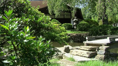 Jardín-Japonés-Con-Pasarela-Y-Casa