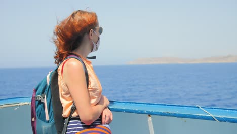 Chica-Con-El-Pelo-Rojo-Que-Viaja-En-El-Ferry-De-La-Línea-Del-Canal-De-Gozo-Desde-Malta-A-La-Isla-De-Gozo,-Mirando-Hacia-El-Frente-Del-Barco-Sobre-El-Océano