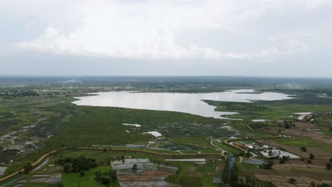 Vista-Aérea-De-La-Naturaleza-Salvaje-Del-Día-En-El-Pantano-De-Kutkhao-En-Khonkaen,-Tailandia