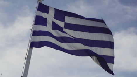 Griechische-Flagge-Flattert-An-Sonnigen-Tagen-Langsam-Im-Wind,-Zeitlupe