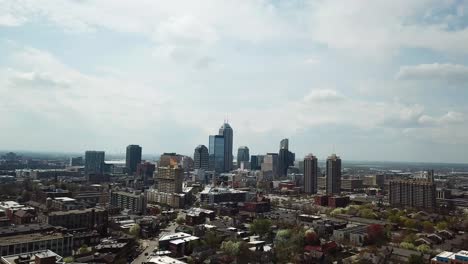 Luftaufnahmen-Der-Stadt-Indianapolis-Mit-Bewölktem-Himmel-Und-Modernem-Futuristischem-Gebäude