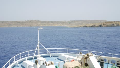Vista-Frontal-Desde-La-Cubierta-Del-Barco,-Viajando-Por-La-Línea-Del-Canal-De-Gozo-Desde-Malta-Hasta-La-Isla-De-Gozo