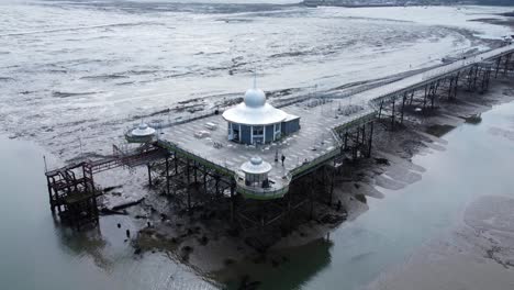 Bangor-Garth-Pier-Viktorianisch-Ornamental-Silberne-Kuppel-Pavillon-Wahrzeichen-Tourist-Luftaufnahme-Meeresattraktion-Langsamer-Anstieg-Nach-Unten-Kippen