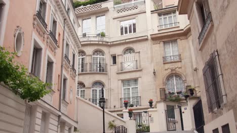 Typical-Parisian-Architecture-Of-Building-Exteriors-in-the-16th-Arrondissement-of-Paris,-France