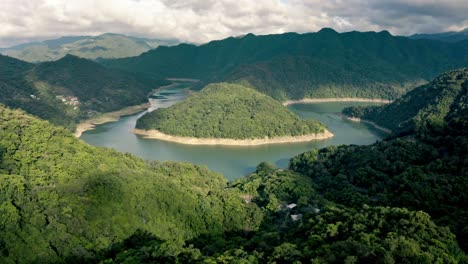 Drone-Revela-Toma-De-Embalse-Verde-Fei-ts&#39;ui-Con-Río-Azul-Y-Cloudscape