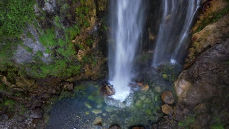 Bunte-Wasserfalllandschaft-Mit-Grünen-Bäumen-Und-Sauberem-Wasser,-Das-Auf-Klippen-In-Albanien-Spritzt