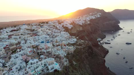 Erstaunlicher-Sommersonnenuntergang-In-Santorini,-Stadt-Oia,-Kykladische-Inseln,-Griechenland
