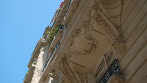 Detalle-De-La-Estructura-De-La-Arquitectura-Del-Balcón-Capturado-En-ángulo-Bajo-En-Un-Edificio-Antiguo-En-París,-Francia