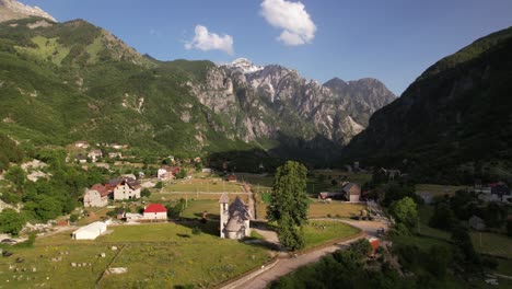 Alpendorf-Theth-In-Albanien-In-Einem-Wunderschönen-Tal,-Umgeben-Von-Hohen-Bergen
