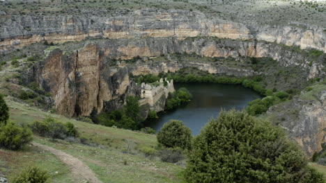 Panorama-Des-Naturparks-Hoces-Del-Rio-Duraton-Mit-Ruinen-Des-Klosters-Unserer-Lieben-Frau-Von-Den-Engeln-De-La-Hoz-Am-Fluss-In-Segovia,-Spanien
