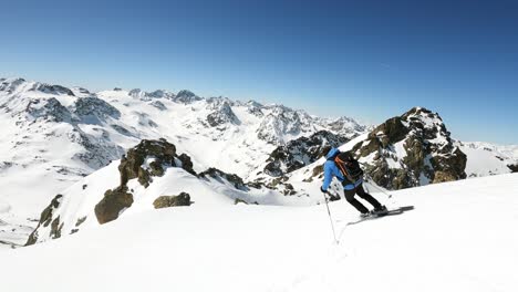 Skibergführer-Skifahren-Frühlingsschnee-In-Atemberaubender-Alpiner-Winterlandschaft