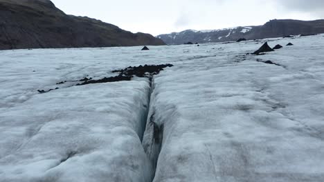 Große-Eisspalte-Im-Sólheimajökull-gletscher-In-Island,-Aus-Der-Luft