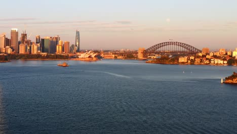 Entfernte-Luftaufnahme-Von-Sydney-Port-Jackson-Bay-Mit-Hafenbrücke-Und-Opernhaus-Bei-Sonnenaufgang---Australien