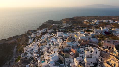 Increíble-Puesta-De-Sol-En-Santorini,-Ciudad-De-Oia,-Islas-Cicládicas,-Grecia