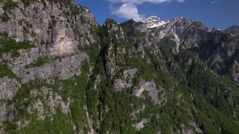 Berggipfel-Mit-Hohen-Klippen-Und-Weißem-Schnee-Im-Sommer,-Alpen-In-Albanien