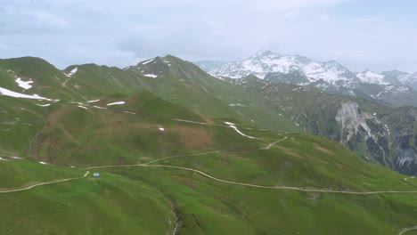 Vista-Aérea-De-Caminos-De-Senderos-En-La-Montaña-Verde-De-Los-Alpes