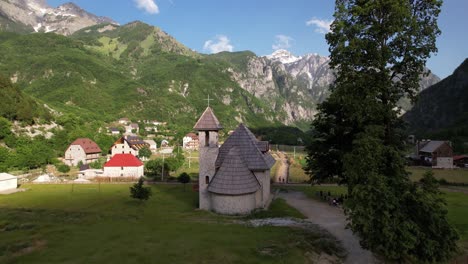 Iglesia-Del-Pueblo-De-Theth-En-Hermosas-Montañas-Alpinas-Panorámicas-En-Albania