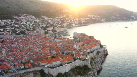 Vista-Aérea-Del-Casco-Antiguo-De-Dubrovnik-Y-El-Hermoso-Mar-Adriático-Durante-La-Puesta-De-Sol