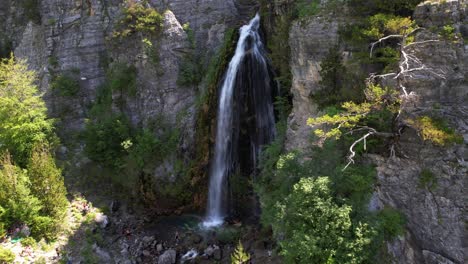 Schöner-Wasserfall-Von-Grunasi-In-Albanien,-Der-Im-Frühling-Von-Touristen-Besucht-Wird,-Nachdem-Der-Schnee-Auf-Den-Bergen-Geschmolzen-Ist