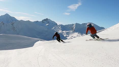 Panorama-Alpines-Skifahren-Zweier-Männlicher-Skiprofis-In-Den-Schweizer-Bergen-Mit-Herrlichem-Blick-Auf-Die-Wilde,-Mit-Neuschnee-Bedeckte-Bergkette