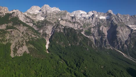 Alpes-De-Albania,-Hermosas-Montañas-Con-Laderas-Rocosas,-Verdes-Prados-Y-Bosques-Salvajes