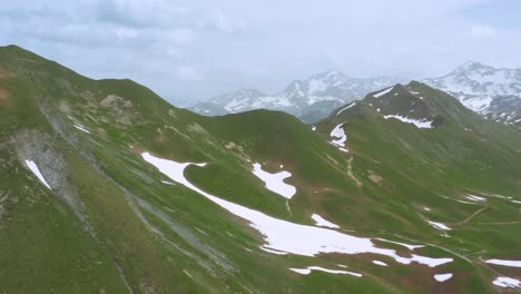 Antenne:-Erstaunliche-Bergrückengipfel-In-Den-Europäischen-Alpen,-Schneebedeckte-Berglandschaft