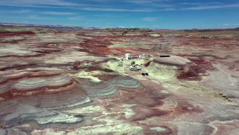 Drone-Da-Vueltas-Alrededor-De-La-Estación-De-Investigación-De-Marte-En-Utah-Durante-Un-Día-Con-Cielo-Azul