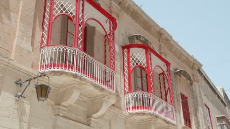Traditionelle-Rote-Balkone-In-Der-Mittelalterlichen-Stadt-Mdina-In-Malta