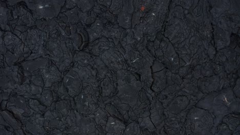 Dunkelschwarzes-Basaltgestein,-Erstarrtes-Lavafeld,-Zerklüftete,-Zerklüftete-Oberfläche