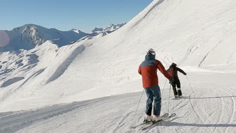 Esquí-Panorámico-Con-Dos-Atletas-De-Esquí-Masculinos-En-Los-Alpes-Suizos