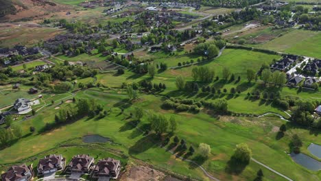 Luftaufnahme-Der-Grünen-Landschaft-Außerhalb-Der-Mitte,-Utah,-USA,-In-Der-Nähe-Des-Homestead-Kraters