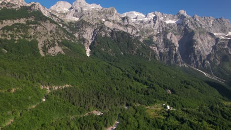Maravillosas-Montañas-Para-Escalar-Y-Caminar-Por-Caminos-Vírgenes-Hacia-Bosques-Salvajes-Y-Nieve-En-Albania