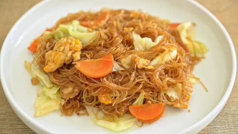 stir-fried-vermicelli-with-cabbage,-carrot-and-egg---vegan-food-style