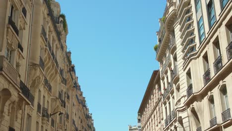 Vista-De-Arriba-Hacia-Abajo-De-La-Típica-Renovación-De-La-Arquitectura-Parisina-De-Haussmann