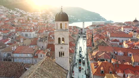 Vista-Aérea-Sobre-El-Casco-Antiguo-De-Dubrovnik-Durante-La-Puesta-De-Sol-En-La-Costa-Del-Mar-Adriático,-Dalmacia,-Croacia---Destino-De-Viaje-Popular-Sitios-Del-Patrimonio-Mundial-De-La-Unesco-De-Croacia