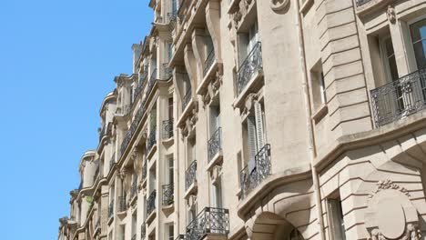 Edificio-Típico-Parisino-Con-Balcones-Y-Ventanas