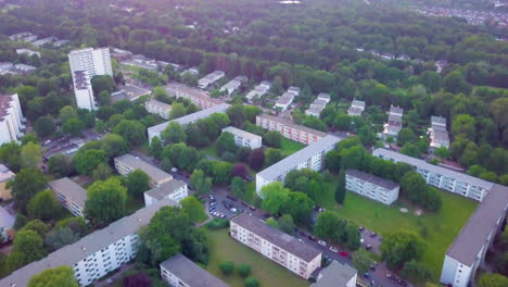 Paisaje-Urbano-De-Zona-Residencial-Con-Modernos-Edificios-De-Apartamentos-En-Bremen,-Alemania---Toma-Aérea