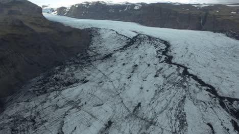 Cracked-ice-surface-of-frozen-mass,-Sólheimajökull-glacier,-aerial