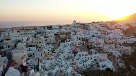 Magestic-summer-sunset-in-Santorini,-Oia-town,Cycladic-islands,-Greece