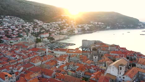 Luftaufnahme-Der-Altstadt-Von-Dubrovnik,-Kroatien-Und-Der-Schönen-Adria-Bei-Sonnenaufgang