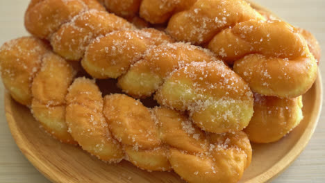 Donut-De-Azúcar-En-Forma-De-Espiral-Sobre-Placa-De-Madera
