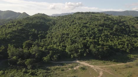 4k-Luftaufnahmen-Tropische-Dschungelwaldbäume,-Die-Sich-Am-Khlong-Bod-Reservoir-In-Nakhon-Nayok,-Thailand,-Von-Rechts-Nach-Links-Drehen-Und-Schwenken