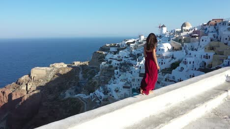 Mujer-Turista-En-Oia,-Santorini,-Grecia