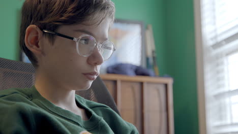 Porträt-Eines-Attraktiven-Jungen-Mit-Brille,-Der-In-Seinem-Schlafzimmer-Studiert