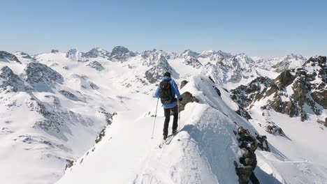 Männlicher-Freeride-Skifahrer-Skifahren-Auf-Einem-Berggipfel-Im-Frischen-Tiefschnee-Abseits-Der-Piste