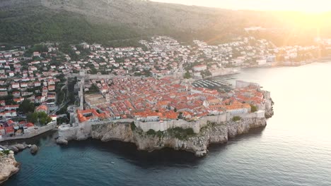 Luftaufnahme-Der-Altstadt-Von-Dubrovnik-Und-Der-Schönen-Adria-Bei-Sonnenuntergang
