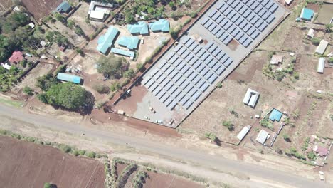 Solarpanel-In-Farm--grüne-Bio-Organische-Abfallarme-Intelligente-Landwirtschaft---Solarpanels-Pumpen-Wasserfarm-Kenia-Afrika-Covid-2020-2021-Soziale-Distanzierung-2020-Neujahr-2021