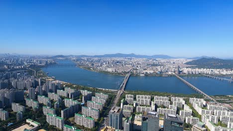 Blick-Auf-Die-Skyline-Von-Seoul-Tagsüber-Mit-Verkehr-Auf-Brücken-über-Den-Han-Fluss